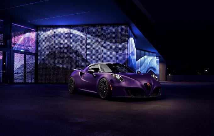 紫色阿尔法罗密欧 4C 自带独特魅力，颜值与格调双在线！轻盈身姿灵动十足，优雅复