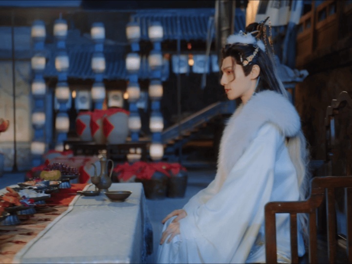 罗云熙仰头喝酒这一下 月色如水，酒香四溢，他就是这场盛宴唯一的焦点！罗云熙演的唐