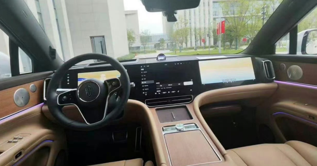 疑似问界M9内饰图曝光，驾驶舱三连屏，根据网络爆料问界M9车内将最多出现 10 