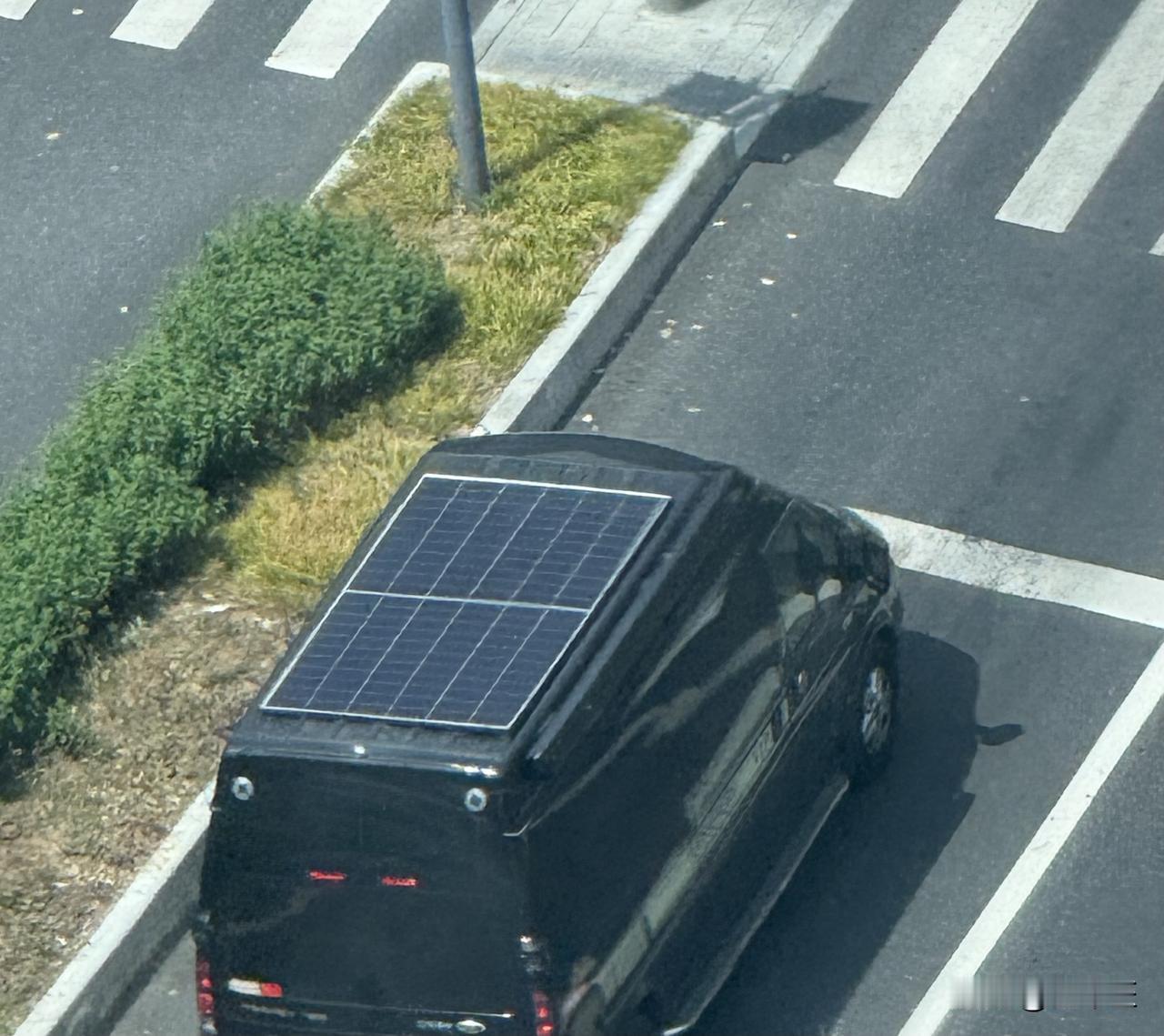 想要这个，太阳能车顶，
偶遇一辆车，顶部竟然装了两块太阳能电池板！免费的边走边充