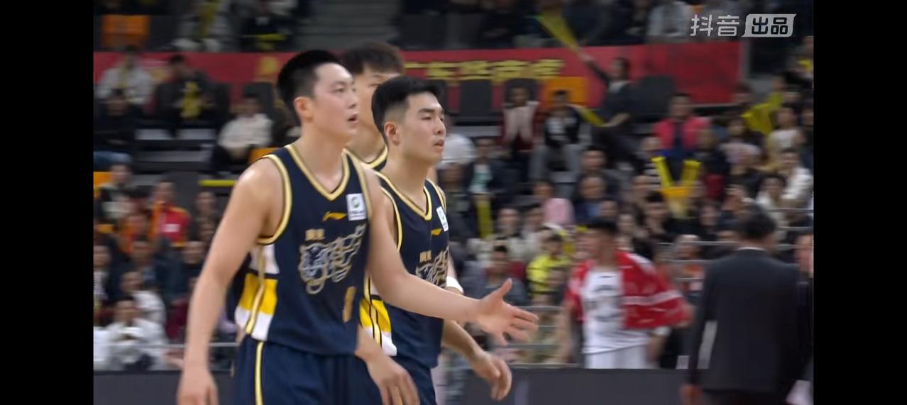 徐杰伤退！
胡明轩状态超级低迷！
广东宏远队的进攻，真的是乱成一锅粥！广东队5分