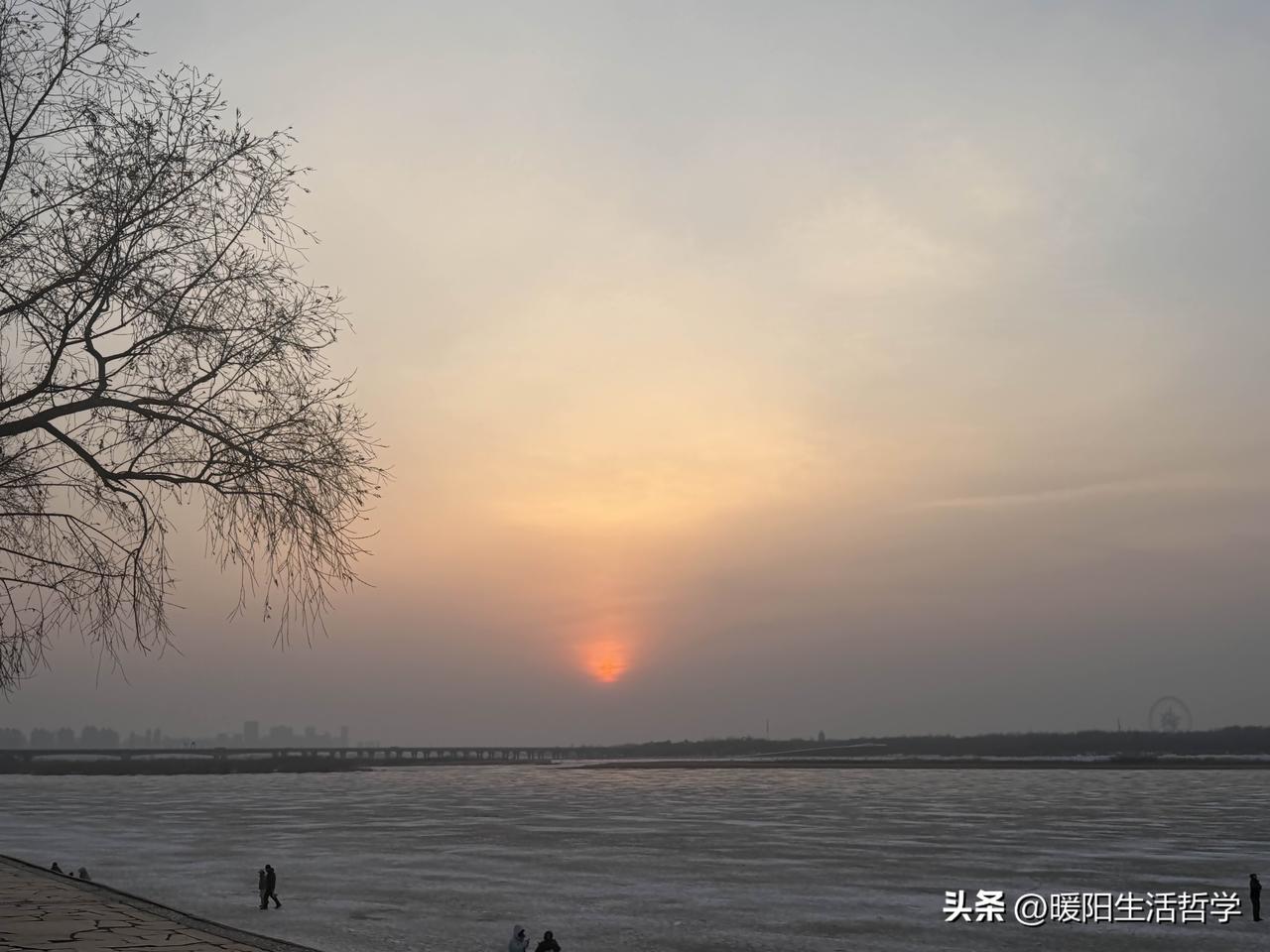 松花江上的夕阳
早春的松花江边，
雪还没有完全融化，
江风还是很冷，
但很多人在