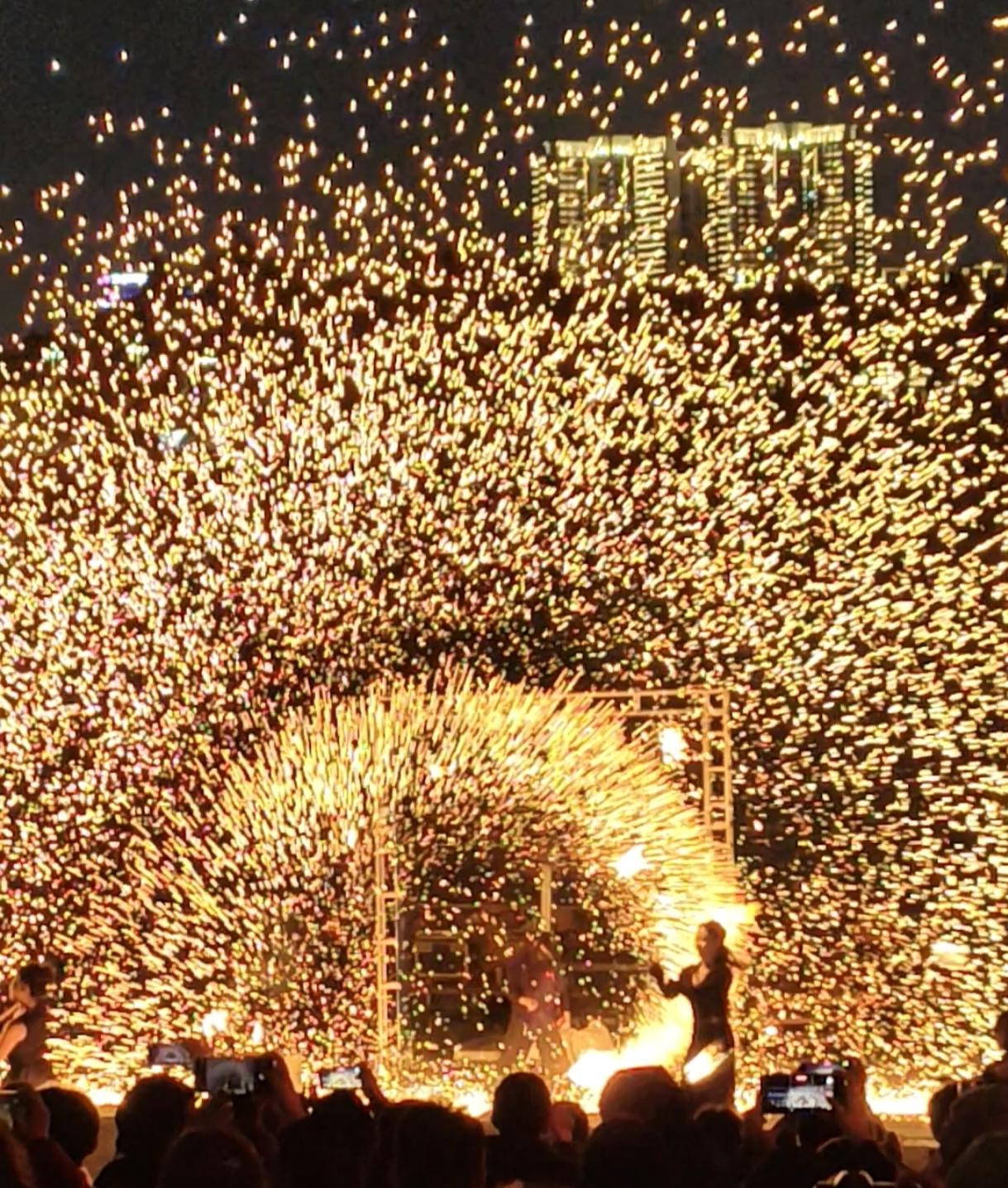 广州有灯光秀，广西南宁在江边有火花秀吸引了很多外地人过来观看，每人需要付钱45元