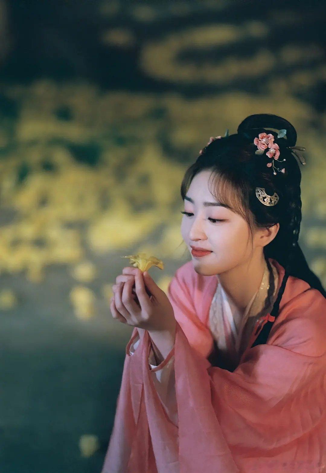 时代峰峻虽然作风不咋样，但是看人的眼光还是不错的，邓恩熙的少年演的确实非常的灵动