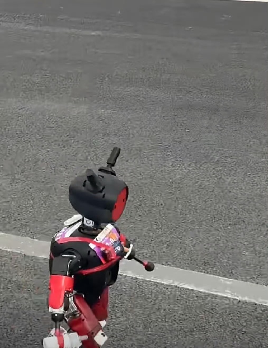 还没断奶就来跑半马，抱着奶瓶边跑边补能量又奶又拼也太可爱了～最萌机器人拿着奶瓶跑