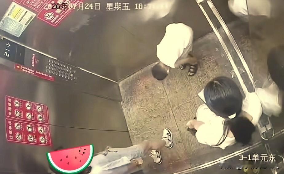 湖北仙桃，2女子电梯打架后续，

双方已经达成和解，互相原谅了对方。

事发湖北