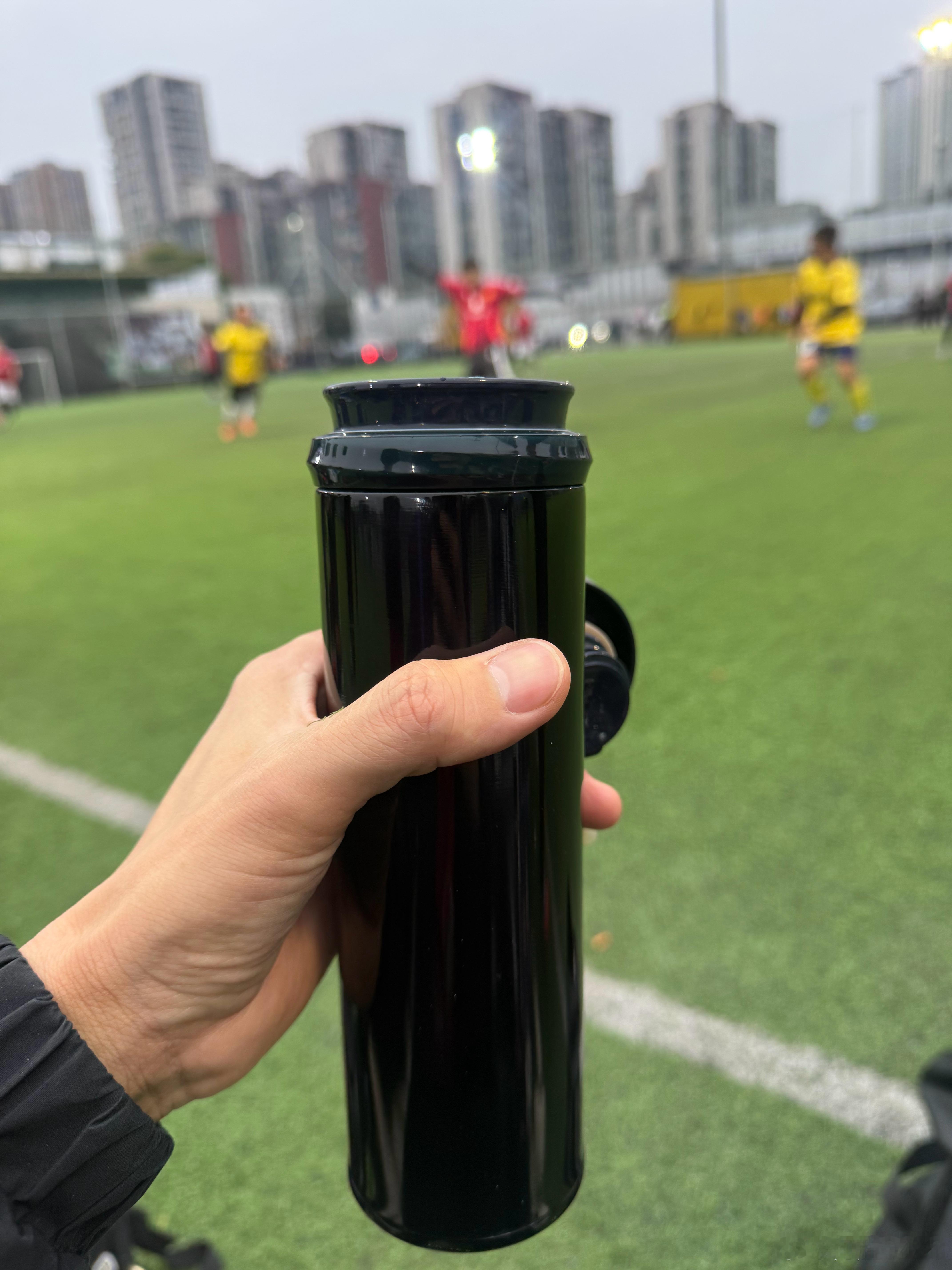 冬天球场边不喝矿泉水，改喝茶的时候，说明你已经是个老登了 成都·成东·11号足球