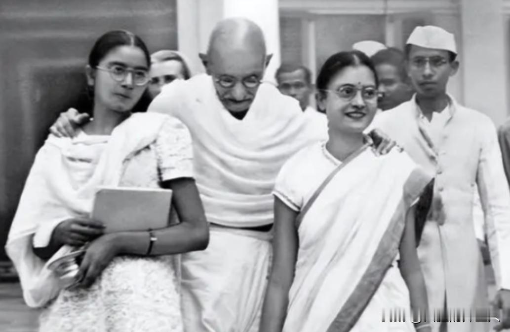 印度圣雄甘地为了锻炼自己禁欲的忍耐力，和自己的孙女、侄媳妇同床共枕，结果每一次都