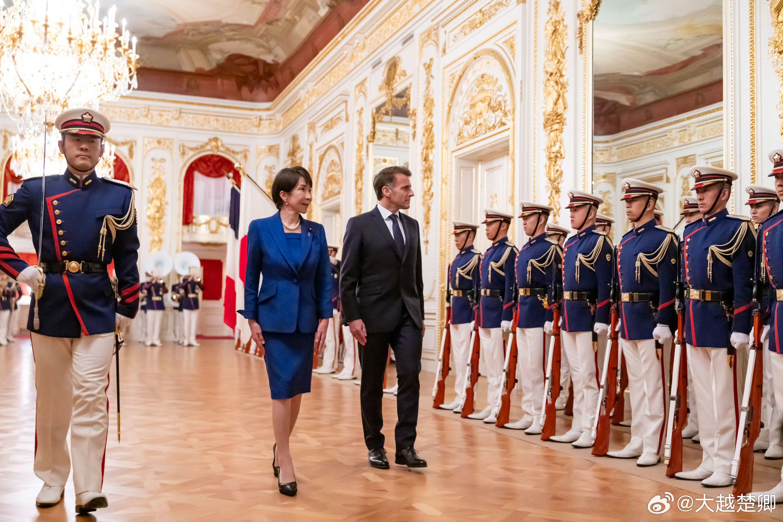 马克龙夫妇访问日本，与高市早苗会晤。 