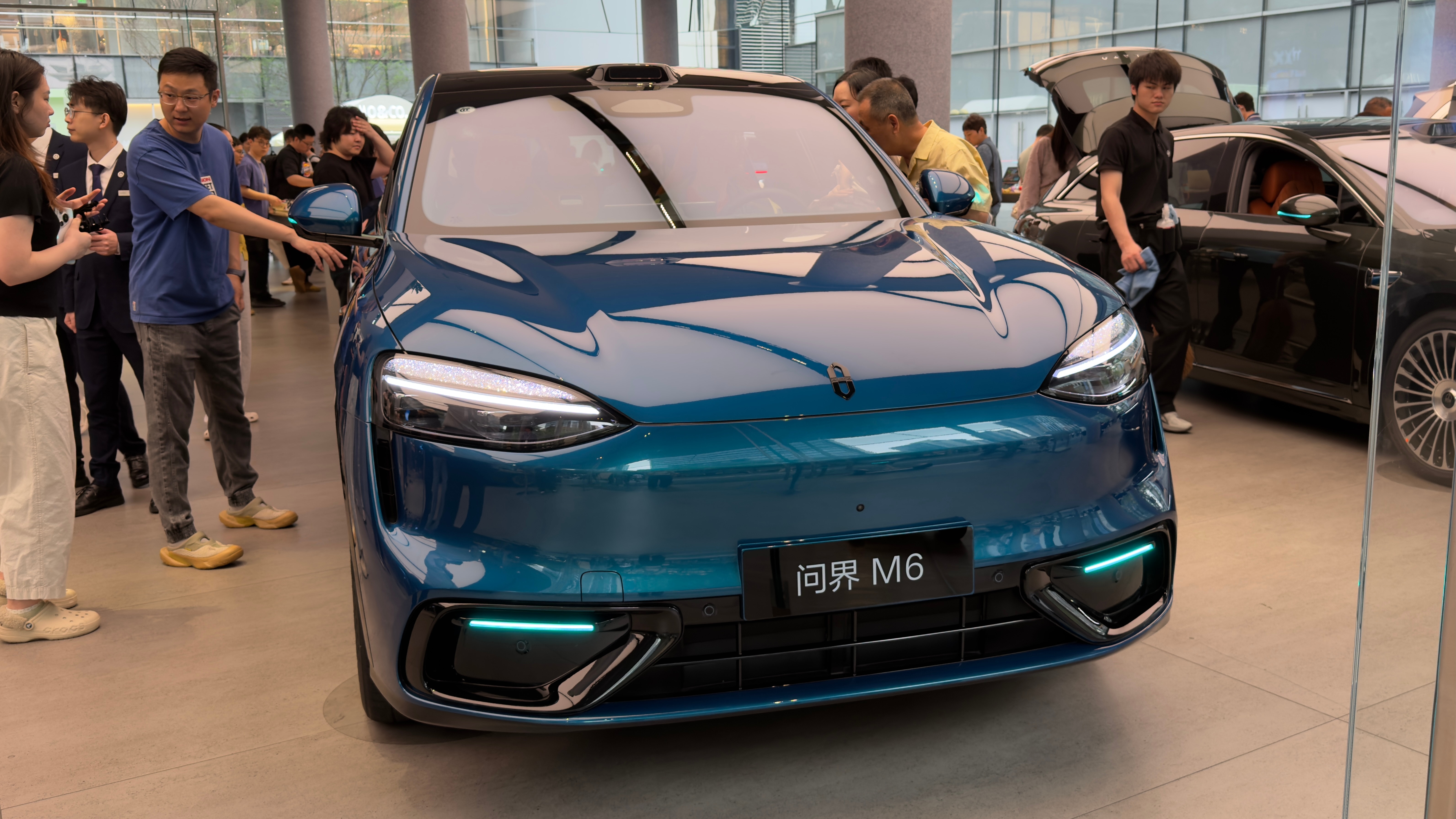 鸿蒙智行人太多啦，一堆人在围着问界M6各种体验，话说这个“力挽狂澜”配色真心帅啊