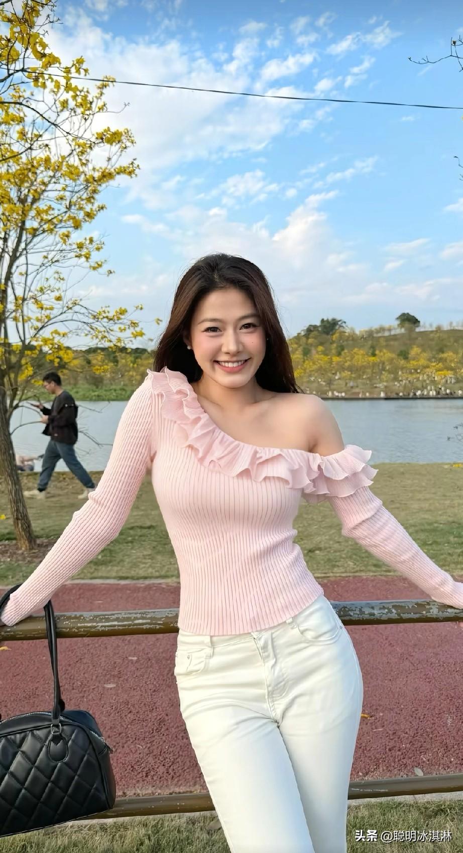 粉衣美人倚栏杆，笑语盈盈似画卷。