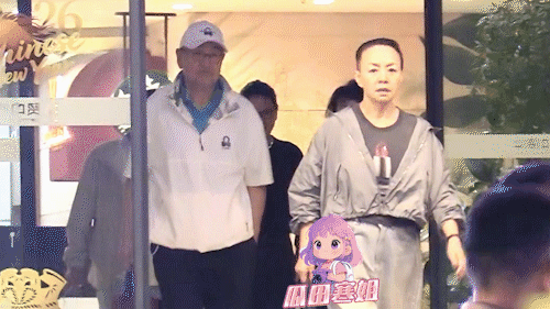66岁宋丹丹罕见与老公同框 66岁宋丹丹罕见与老公赵玉吉罕见同框，一起参加朋友聚