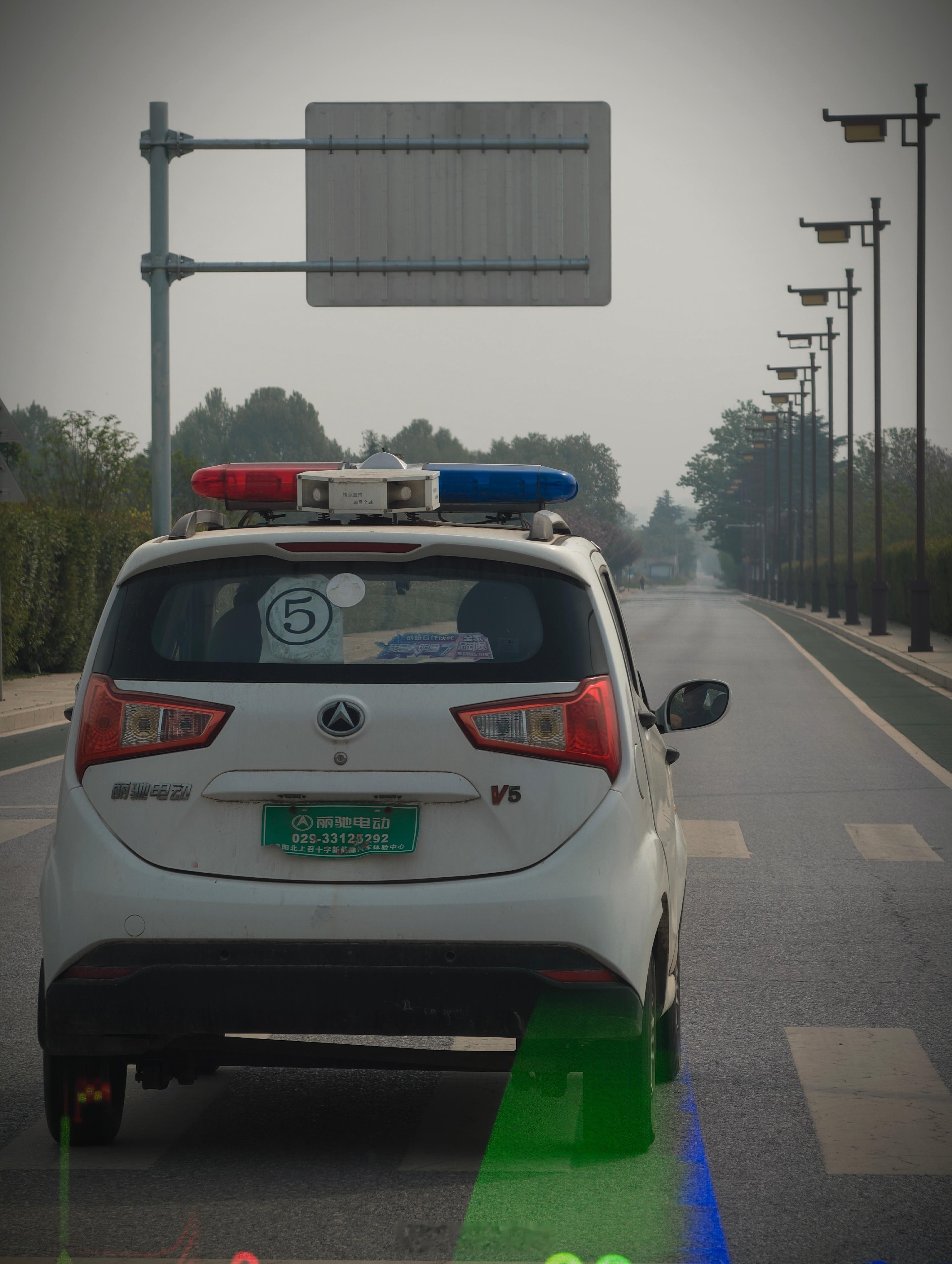 玛德一开始我以为是个警车，还规规矩矩跟了一会儿…直到它开始逆行我才觉得不对劲…这