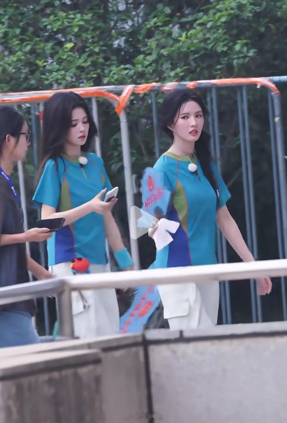 白鹿与刘些宁鲜明对比，一个满头大汗一个优哉游哉 