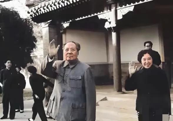 这是1965年毛主席在送行外宾时的情景