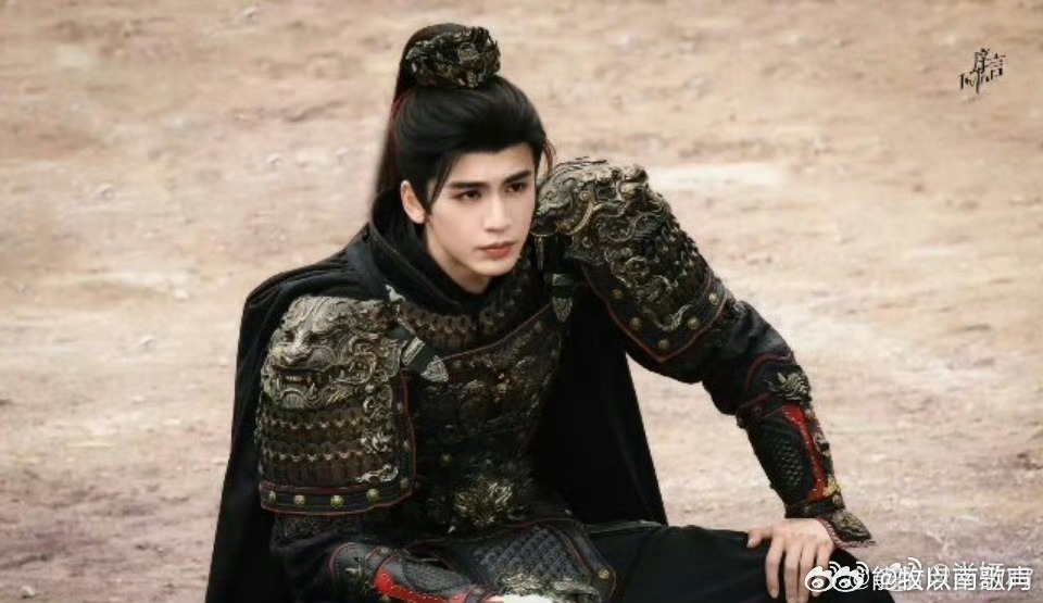 张凌赫打戏谢征挥剑破风雪，张凌赫一招一式尽显功底。慢镜头下剑势流转，侠气与破碎感