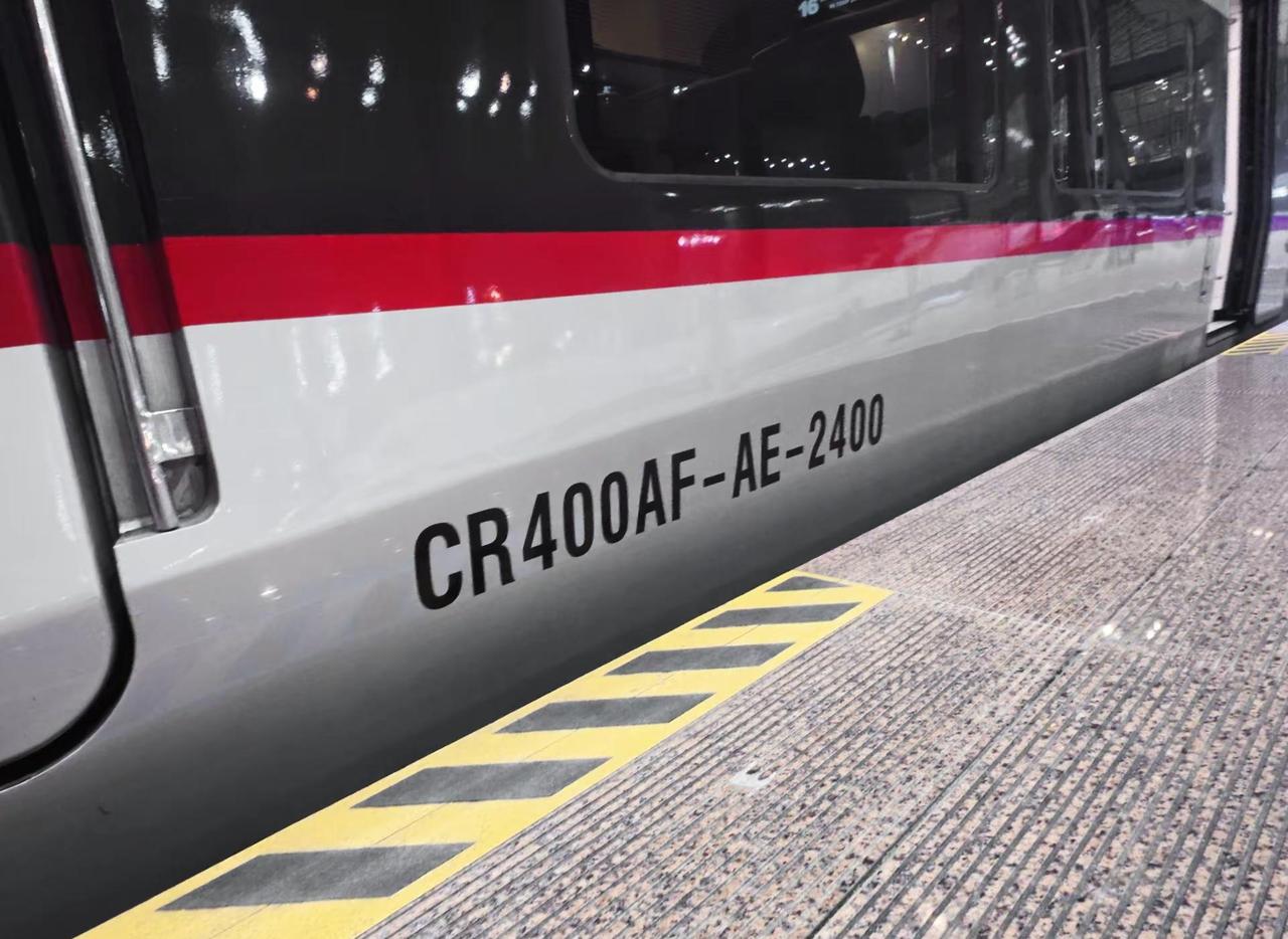 千里沪港一宿还。2024年国庆前夕，5组80辆350km/h级复兴号智能卧铺动车