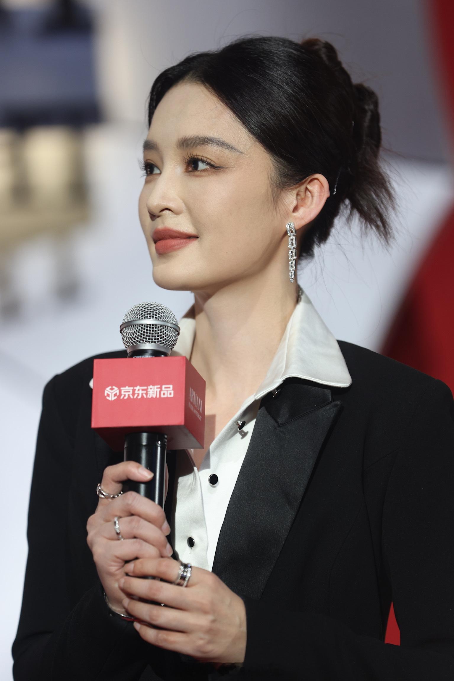 李沁[超话] 阿玛尼活动李沁生图西服沁沁子真的美得太高级了[好爱哦][好爱哦] 