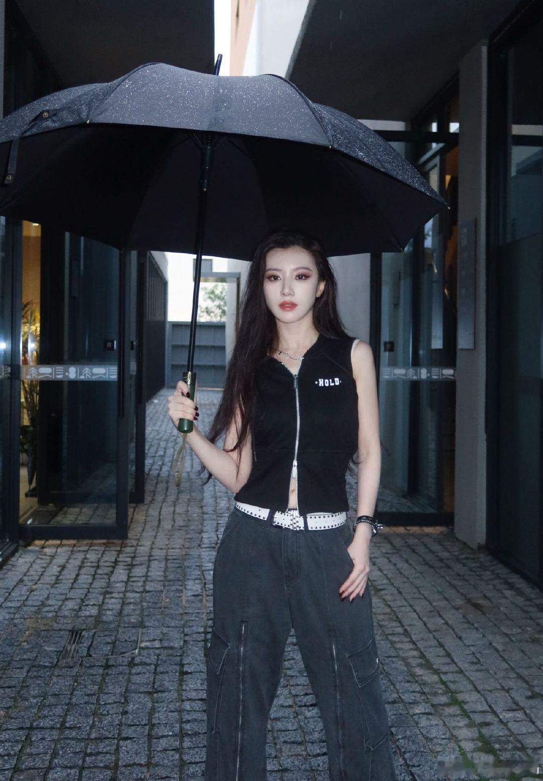 没人告诉我王鹤润这么有姐感啊啊～这个肌肉线条完全女神来着谁来懂一下 王鹤润撑伞好
