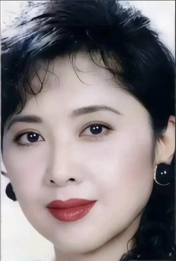 好美的女儿国国王朱琳，她是娱乐圈里最有气质的女演员，她的颜值排第二，无人敢排第一