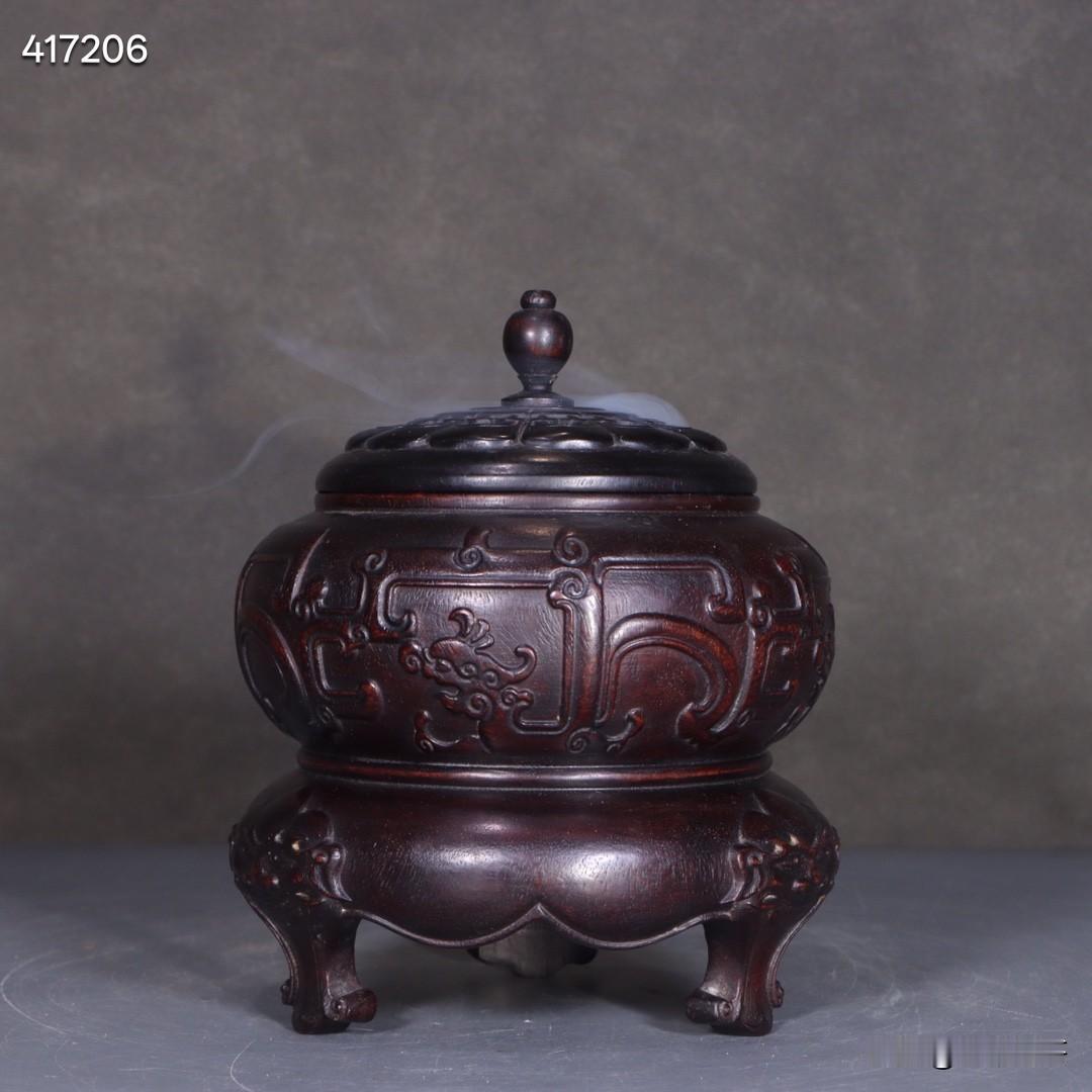 旧藏：老紫檀木雕香薰。
规格：肚径13.5厘米、高16.5厘米，重648克。
简