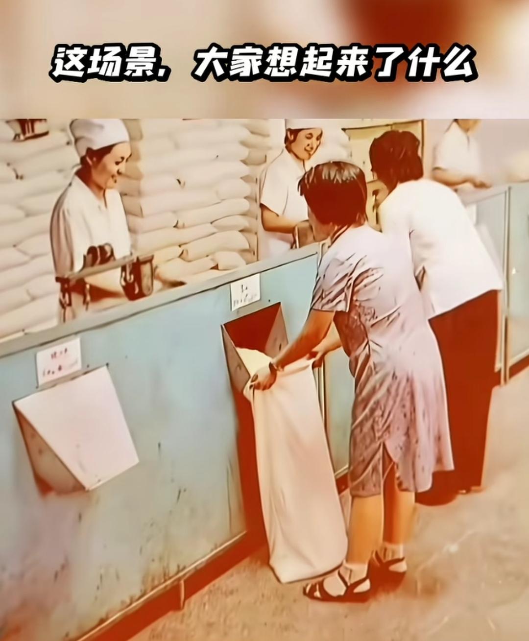 曾经大街上最多的是国营粮店。
（如图所示）曾经大街上最多的是国营商店、副食店、粮