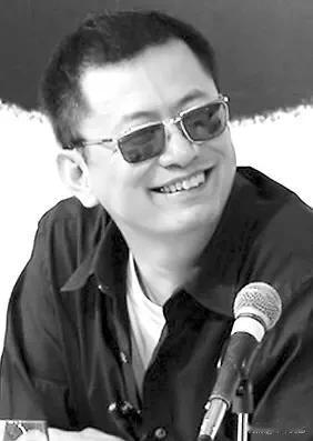 天天带着“有色眼镜”的著名大导演王家卫终于跌落神坛。
从《繁花》编剧古二曝光的录