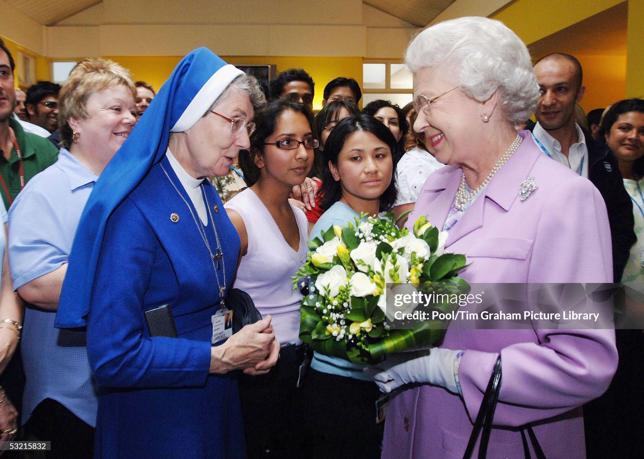 英国王室[超话]  2005年7月8日，继伦敦七七爆炸案发生之后，伊丽莎白二世女