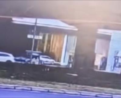 人生不如意事十之八九，有人却不信邪，粉身碎骨也不怕。

12月28日13时许，成