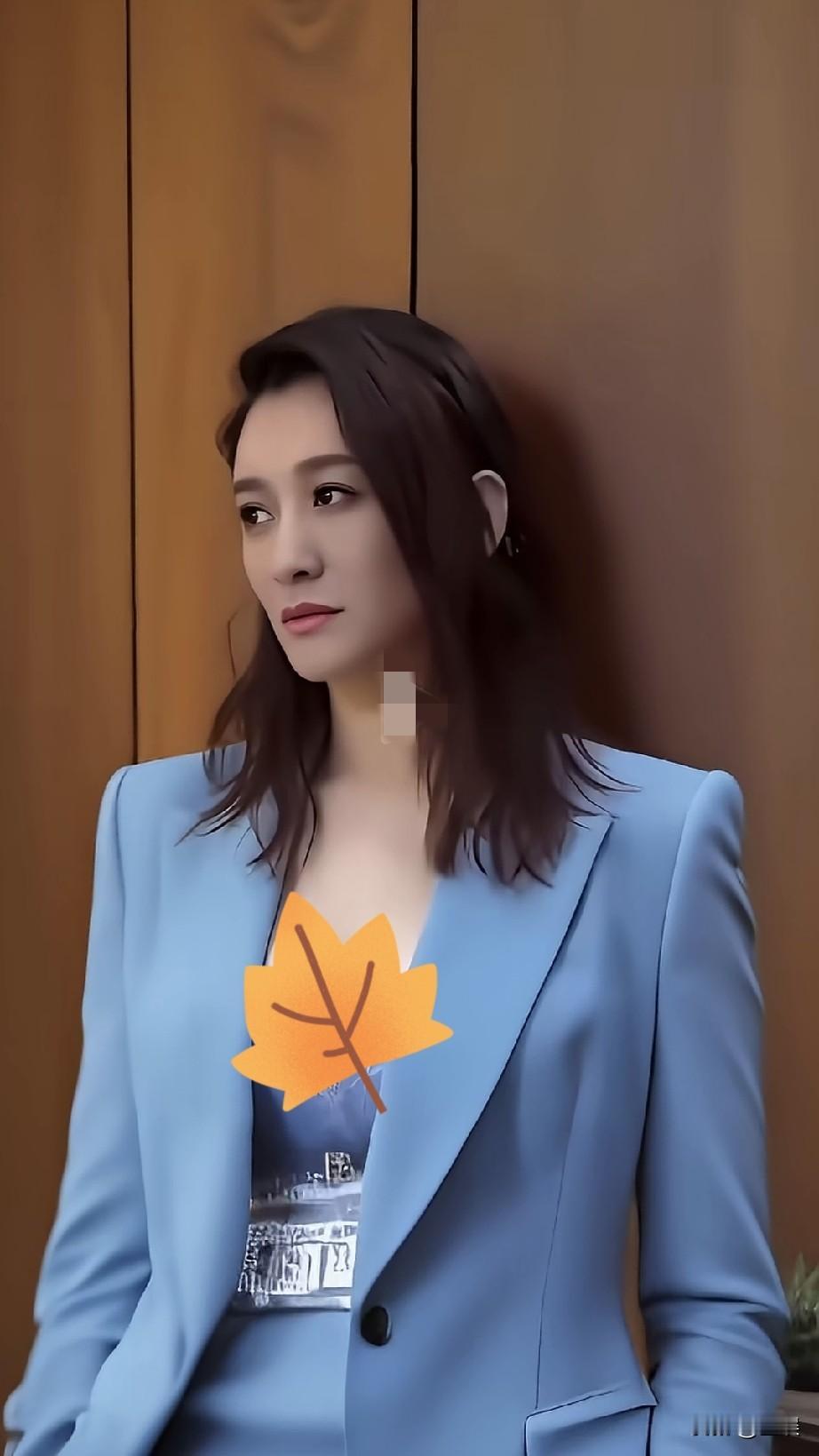 李小冉蓝色西装