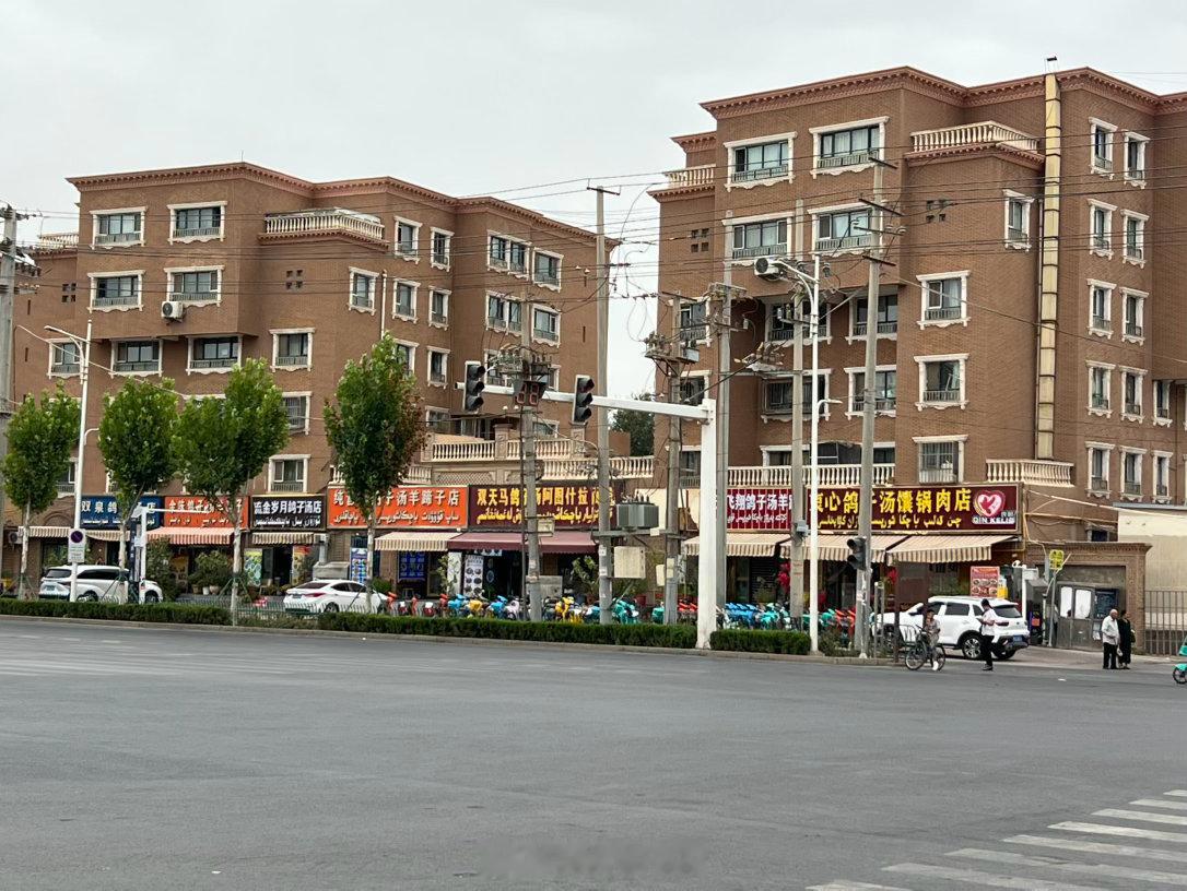 喀什著名鸽子汤吃了，味道还行，感觉没有小时候我妈给我炖的好喝，盐放得也重，虽然也