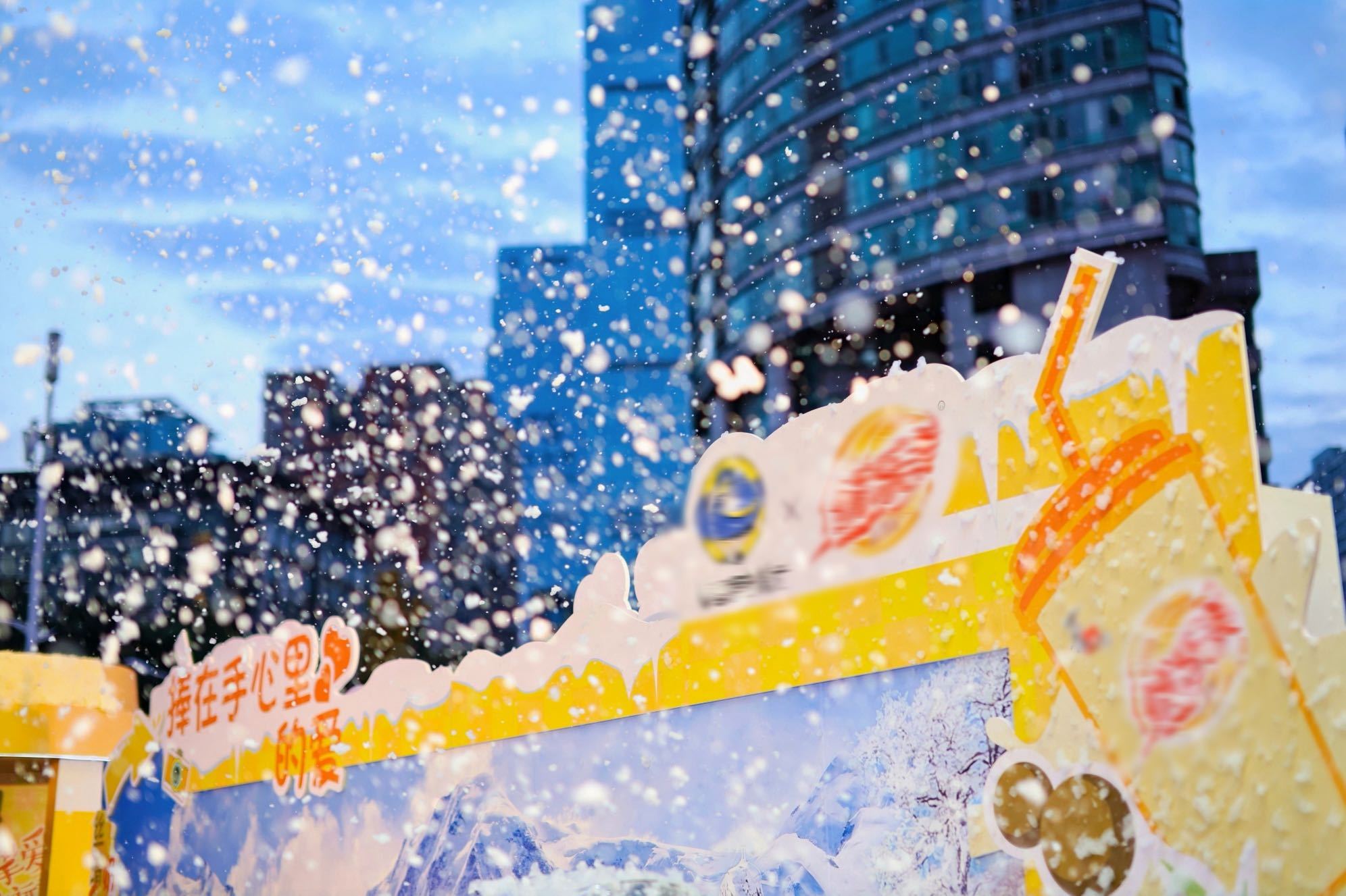 被长沙初雪待遇宠成翘嘴了 初雪就是这么浪漫，和爱的人一起是不是也算共白头，暖暖的