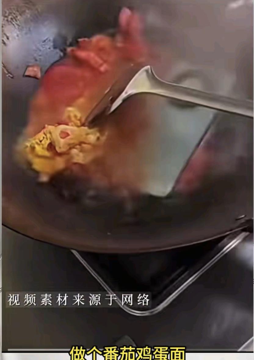 mate80遭老罪了，用热水烫就算了，还放蛋炒Mate80西红柿