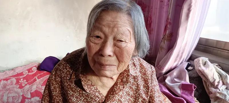 事件概述：甘肃省白银市会宁县回河村81岁的王玉氏先天四肢不全、无手无脚，却以惊人