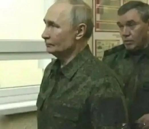 2025年12月27日，身体被爱情掏空的秃子，身着迷彩军装视察俄军联合部队集群指