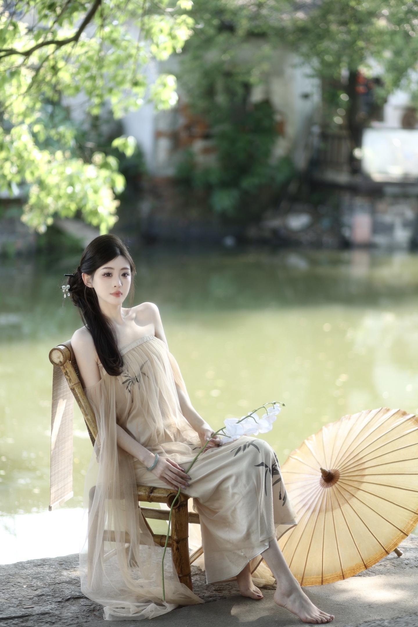 “烟雨楼 泛轻舟 如墨如画如水流。
