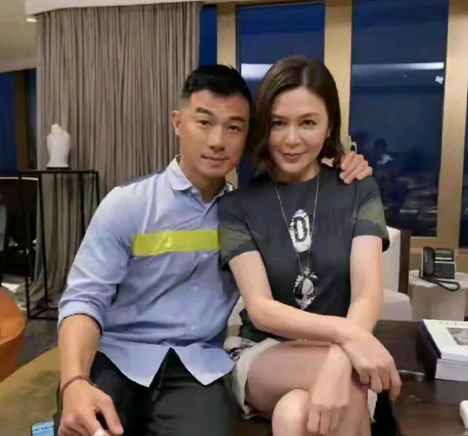美女跟蔡明越来越像了

年轻时的关大美人横扫娱乐圈

美得像芭比娃娃

如今也是