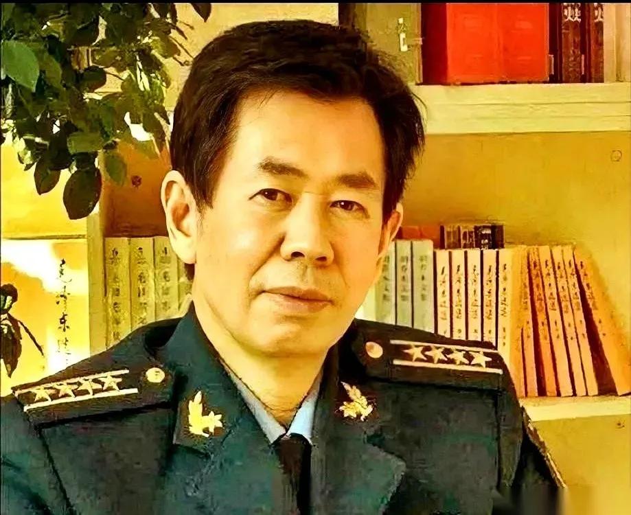 一个叫卢麒元，一个叫戴旭。
 
一个文人，一个将军。怪就怪在，这两人一开口，总有