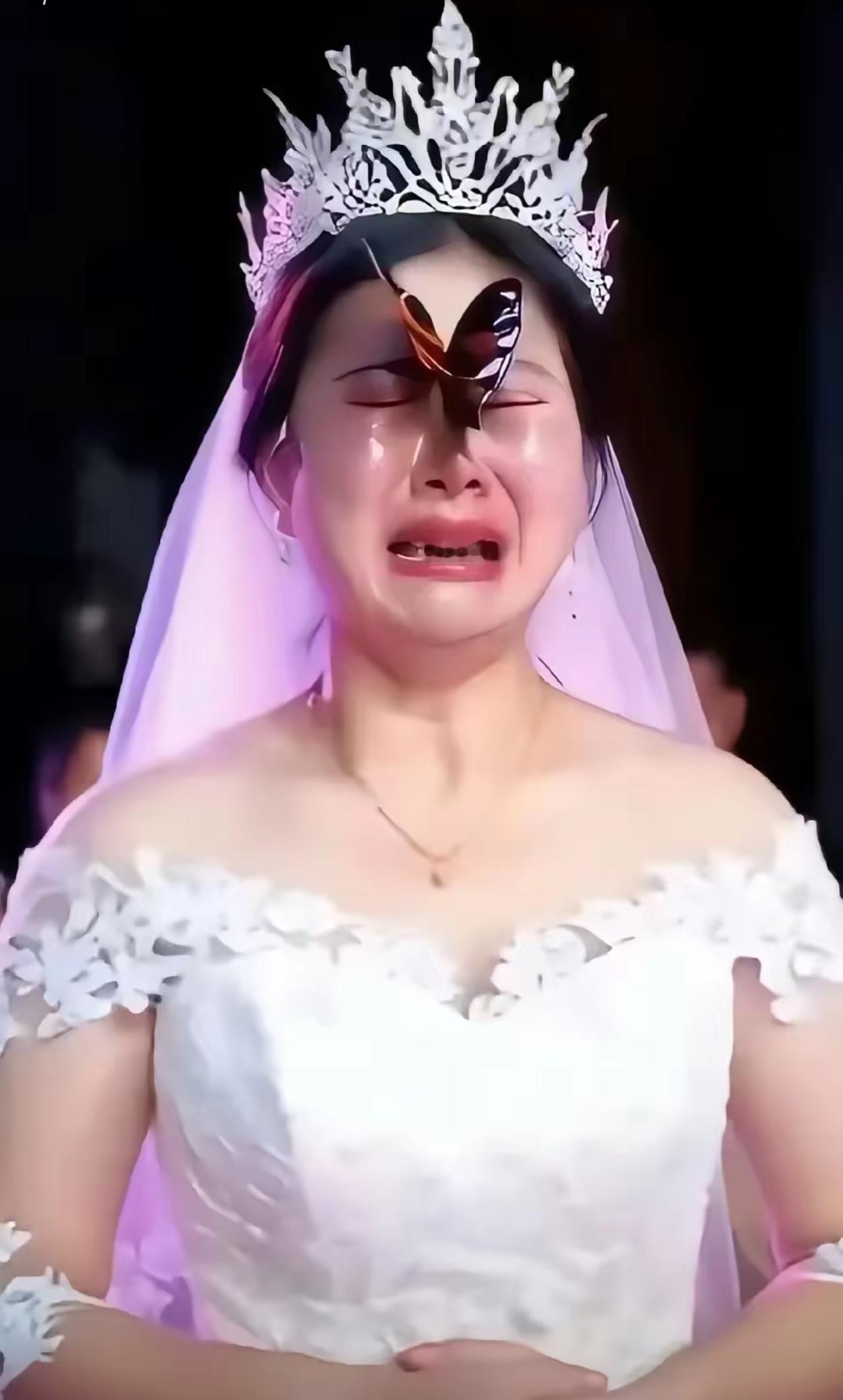 泪奔，看哭了，女子结婚当日，突然飞来一只蝴蝶，不偏不倚正好落在女子脸上，女子哭着