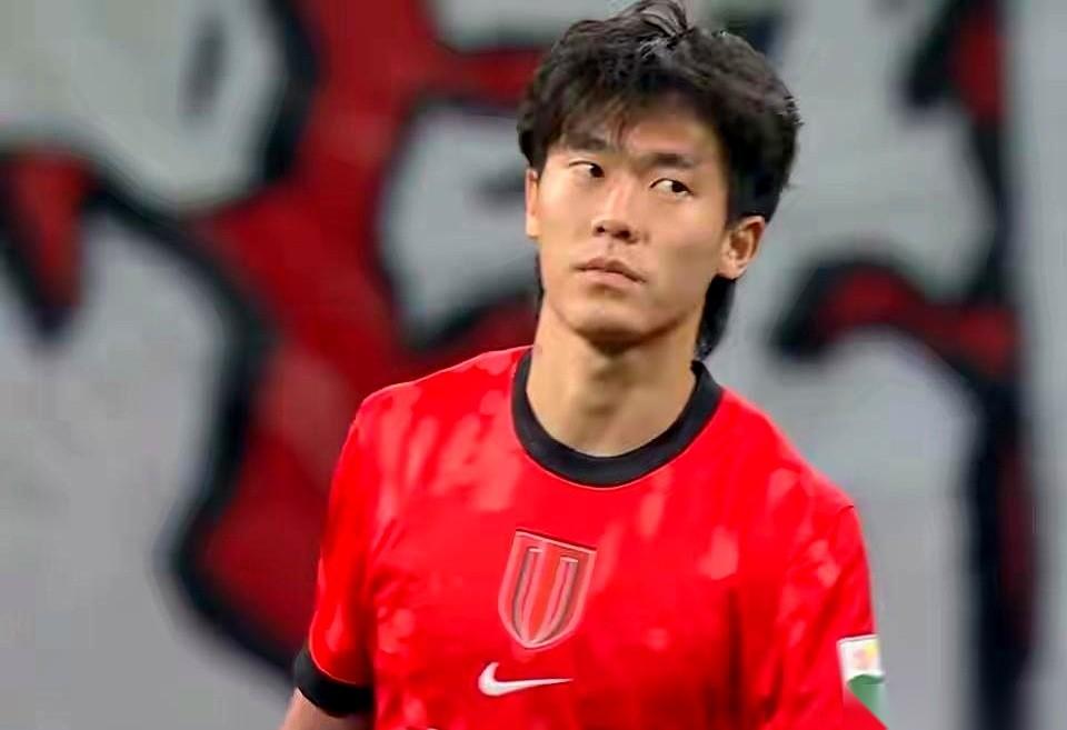 一场中超比赛，7次把球踢进门，裁判的哨子吹掉了4个。
最狠的是补时第96分钟，客