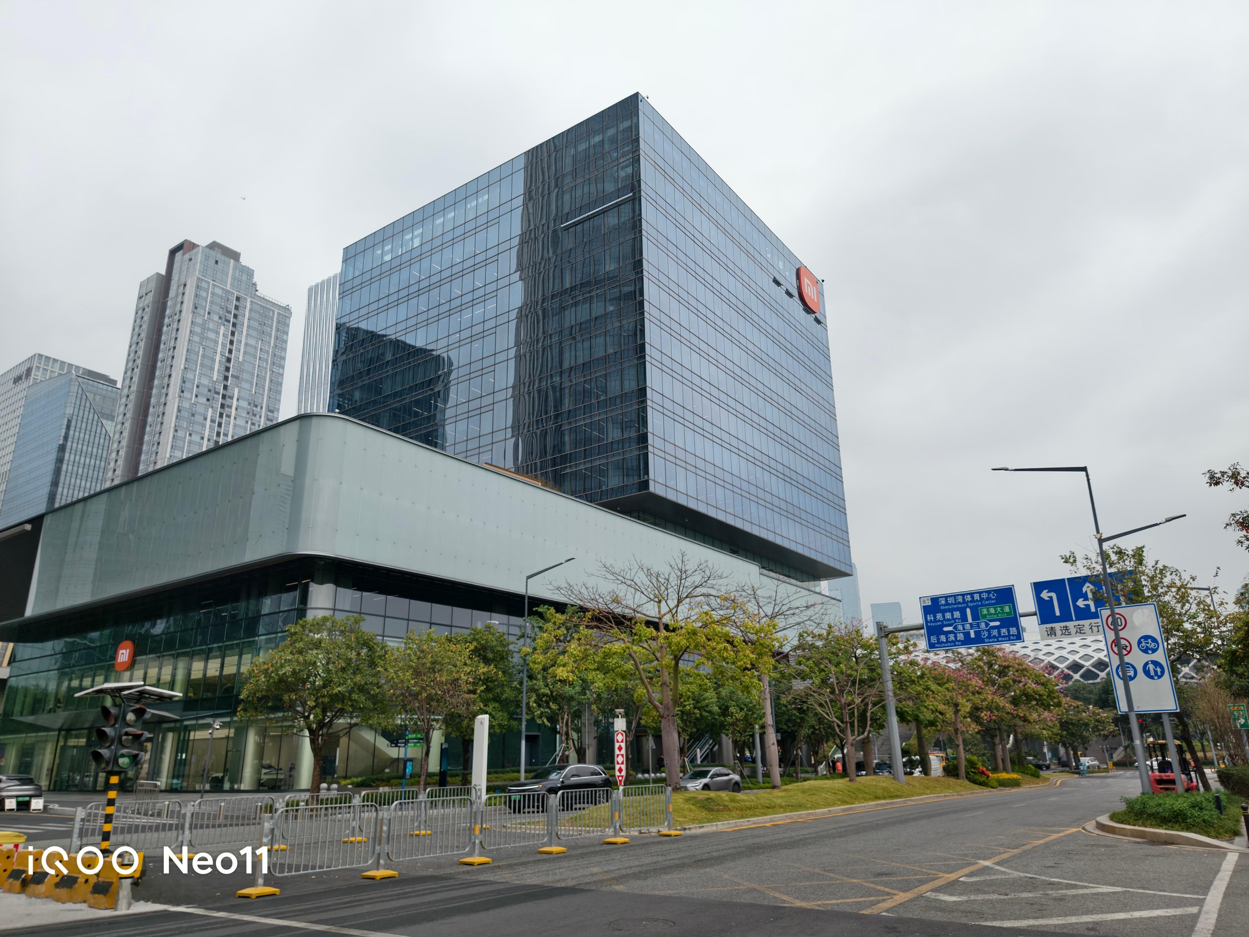 等车的时候路边就是小米，随手拍了两张，数数图中有几辆小米iQOONeo11iqo