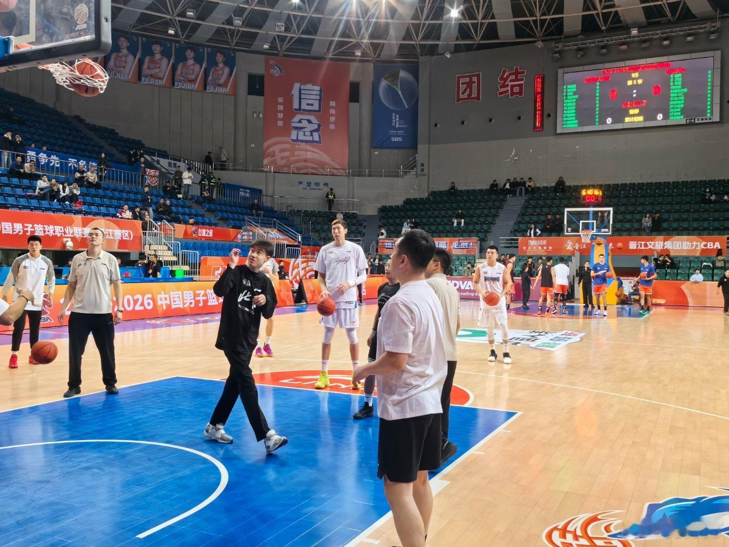 福建男篮vs北京男篮 来看赵睿的人真多，五点多就入场了