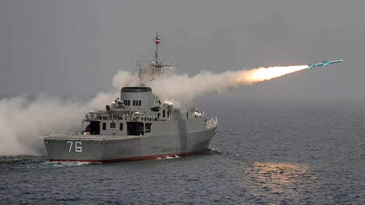 美军对伊朗军演发出警告 伊朗伊斯兰革命卫队将在霍尔木兹海峡举行的为期两天的实弹海