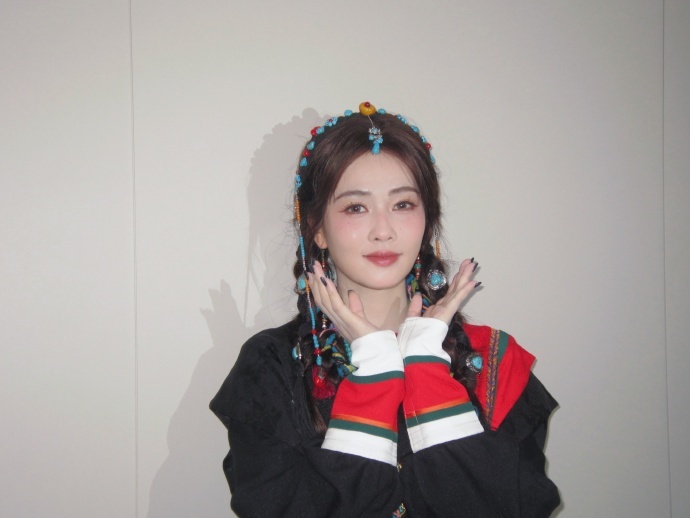 白鹿参与珞巴族民族服饰一日体验，身着特色服饰传递文化温度，传统服饰的呈现助力民族