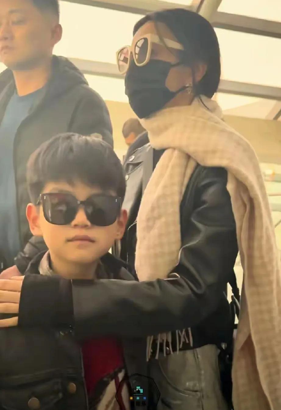 12月25日圣诞，陈妍希携9岁儿子小星星现身上海，和姐妹们共度佳节，聚会选在人均