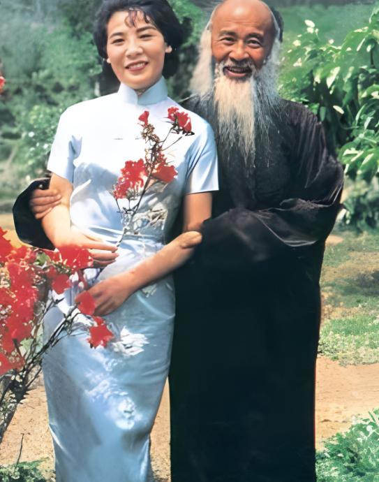 1922年，15岁的黄凝素与张大千结婚，相伴25年生了8个孩子。没想到，就在她把