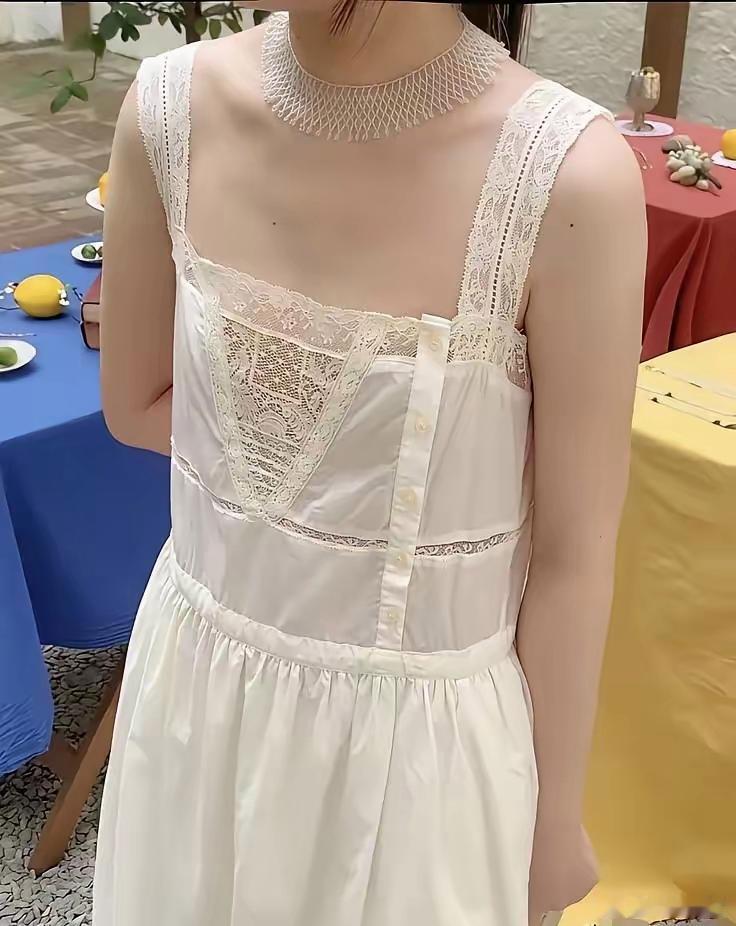女孩你是真的敢穿啊，有点佩服呢我都不知道该怎么形容她了，这个衣服为什么要这样 