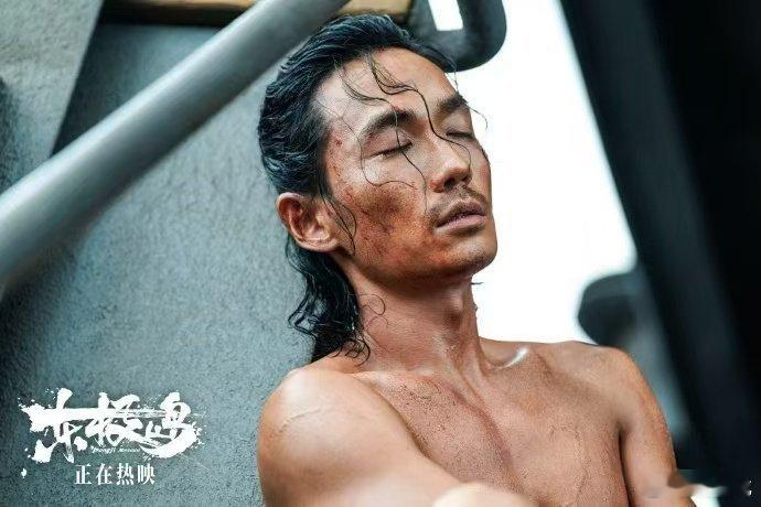 朱一龙东极岛展现中国人血性东极岛海上水下戏全来真的 管虎镜头下的《东极岛》，让历