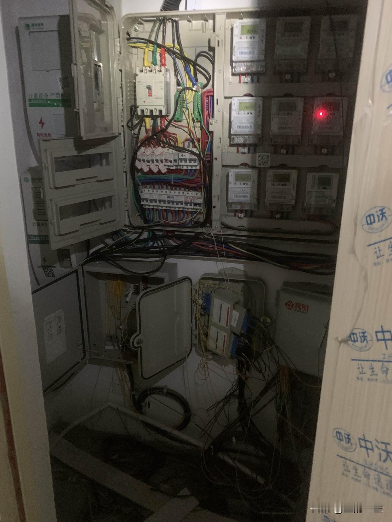 小区电井房脏乱差是无可救药的现状，里面不仅有强电还有弱点，不仅有照明表箱还有充电