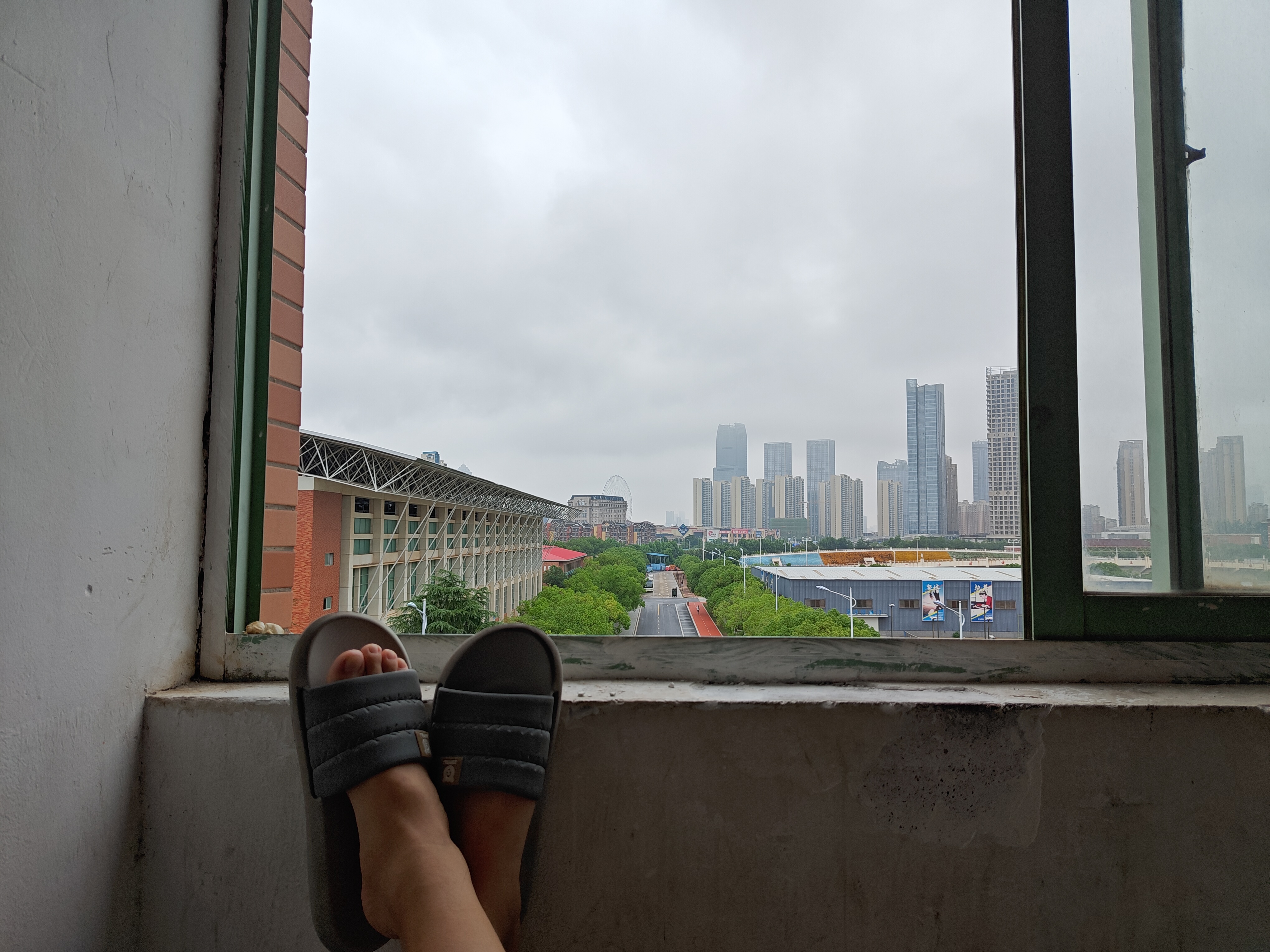今天阴天☁️，大雨🌧️室友一如既往的不要命般的打呼噜恰好头带耳机没电了，妈的?